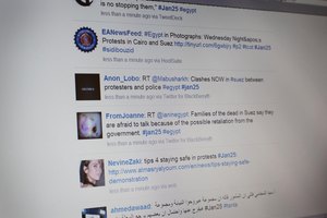 Tweets sobre las protestas egipcias 2011 incluyen el hashtag #jan25.