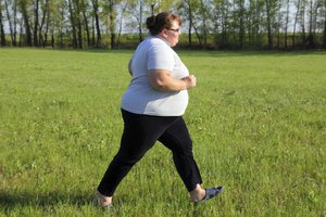 Una mujer realiza una caminata en un parque.