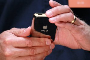 Escucha música desde tu dispositivo de audio en una radio por medio de un transmisor casero de frecuencia AM.