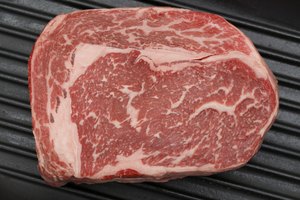 Chuletón de carne sin hueso en la parrilla.