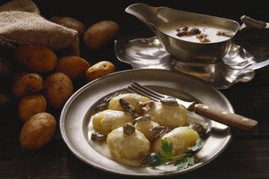 Come un pedazo grande de pan o papa para empujar la comida hacia abajo.