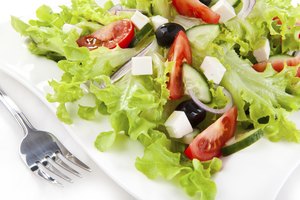 Ensalada verde con tomates, queso feta y aceitunas.
