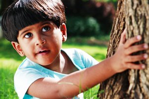 A los niños pequeños les encanta ser abrazados, besados y mimados, pero a veces hay que atraparlos para poder hacerlo.