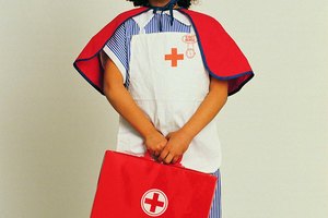 Enséñale a tu hijo a jugar al doctor de forma adecuada.