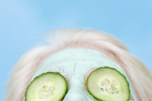 La lanolina, que proviene de la piel de oveja, es un emoliente.