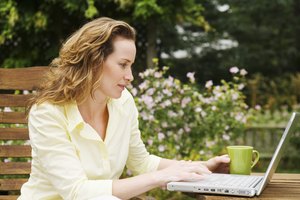 Si quieres eliminar una dirección de correo electrónico de la página de acceso a Facebook, puedes hacerlo fácil y rápidamente.