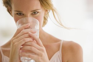 El agua ocupa lugar en tu estómago al igual que las fibras y las proteínas.