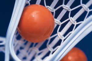 Debido al estilo de juego de lacrosse, la pelota es ligeramente más pequeña pero más pesada que una pelota de tenis.