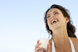La mayoría de las leches de Estados Unidos se fortifican voluntariamente con vitamina D.