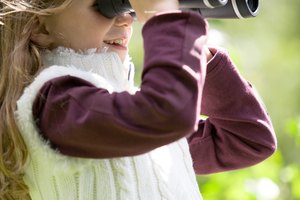 Convierte el observar aves en un juego divertido al aire libre para niños.