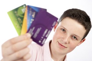 El mercado de las compañías de tarjetas de crédito para los estudiantes de tercer y cuarto año de secundaria.