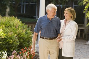 Investigaciones indican que niveles suficientes de vitamina D reducen el número de caídas en adultos mayores.