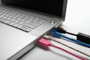 Las computadoras en las industrias de telecomunicaciones asisten al trabajo diario personal y profesional.