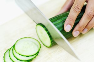 En rebanadas delgadas, el pepino crudo se puede agregar a los sándwich.
