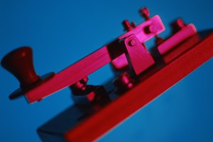 Un manipulador actúa como un interruptor en un circuito eléctrico.