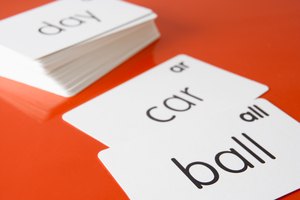 Las tarjetas de imágenes son fáciles de crear, y ayudan a tu hijo a practicar poner las cosas en el orden correcto.