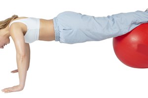 Las flexiones de brazo en declive desarrollarán tus pectorales superiores.