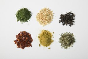 Existen numerosas opciones a la hora de sazonar el bacalao al horno.