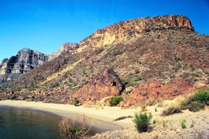 Pesca, nada o navega en Bartlett Lake mientras acampas en Yellow Cliffs.