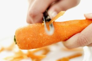 Las zanahorias son una buena fuente de vitamina A porque son ricas en un carotinoide llamado betacaroteno.