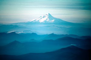 El drásticamente diseccionado, y exuberantemente arbolado Western Cascades costea las High Cascades en Oregon.