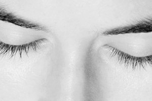 Cierra los ojos y poco a poco permite que la luz caiga sobre los párpados.