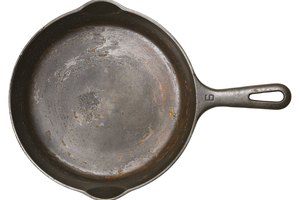 Los pierogies cocinados en sartén sólo requieren de 1/8 de pulgada de aceite para su cocción.