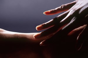 Para algunas personas es muy importante uniformar el tono de su piel en todo el cuerpo.