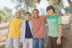 Los niños pre-adolescentes forman fuertes lazos de amistad entre sí y además suelen ser leales a su grupo de iguales.
