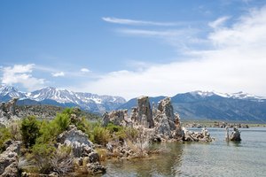 Las montañas Sierra Nevada se elevan bruscamente al oeste del lago Mono Lake.