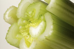 Haz jugo de apio fresco para una bebida rica en vitamina A.