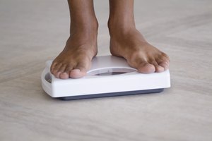 Primer plano de una persona de pie en una balanza.