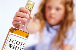 El alcohol deprime el sistema nervioso central, lo que significa que disminuye la actividad del cerebro.