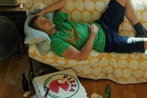 Dolor de cabeza y mareos son algunos de los síntomas de una resaca.