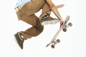 Los llamados trucks son las partes metálicas que sostienen las ruedas de una patineta.