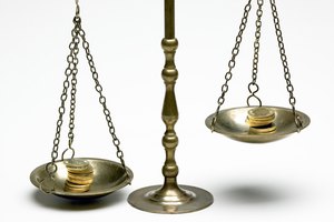 Comparar el peso de dos objetos ayudará a tus niños a comprender lo que significa libra.