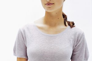 Simplemente usa unas tijeras para darle vida a una camiseta lisa.