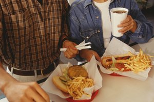 Limita las comidas rápidas para reducir tu ingesta de sodio.