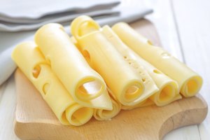 Rebanadas de queso suizo.