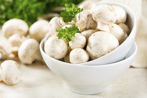 Recipiente con champiñones crudos.
