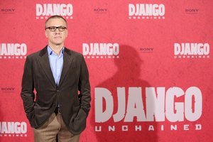 Christoph Waltz llevaba una camisa azul hielo abotonada con una chaqueta deportiva de color marrón oscuro en el estreno de su película en el 2013 en el Hotel Rome en Berlín, Alemania.