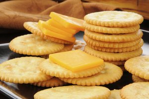 El cheddar y queso suizo pueden ser bien tolerados por aquellos que son intolerantes a la lactosa.