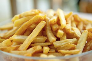 La comida frita como las patatas fritas pueden contener grasas trans.