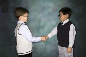 Con una instrucción positiva, los niños pueden aprender buenos modales corteses.