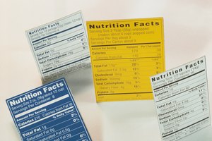 Acostúmbrate a revisar las etiquetas de información nutricional de los alimentos procesados que compras.