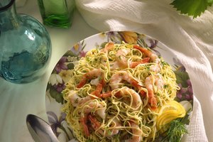 Los camarones scampi tradicionalmente se sirven sobre pasta o con pan.