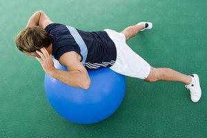 Los ejercicios con pelota de estabilidad pueden ayudar a mejorar tu postura.