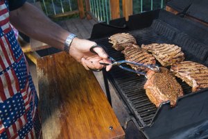 Hacer filetes de ojo de bife a la parrilla simplifica la instalación y facilita la limpieza.