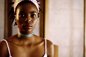 Tira de los extremos de las rastas individuales fuera de tu moño para obtener un peinado con puntas.