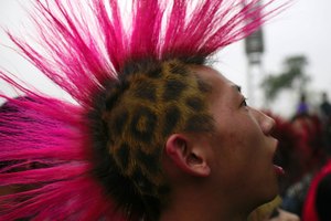 Un fan del punk observa una actuación en el Festival de Música 2007 Midi en Beijing.